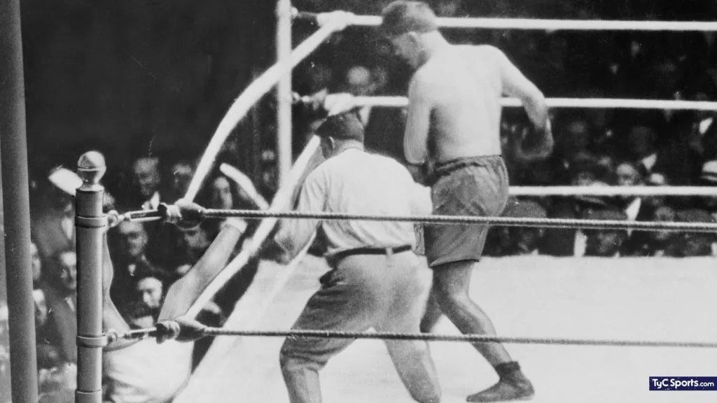 Firpo tira a Depmsey fuera del ring. Era triunfo del argentino, pero lo ayudaron a volver y ganó por KO en el segundo.